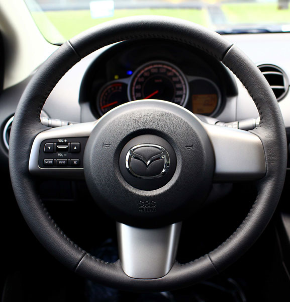 Đánh giá chi tiết xe Mazda 2 2013