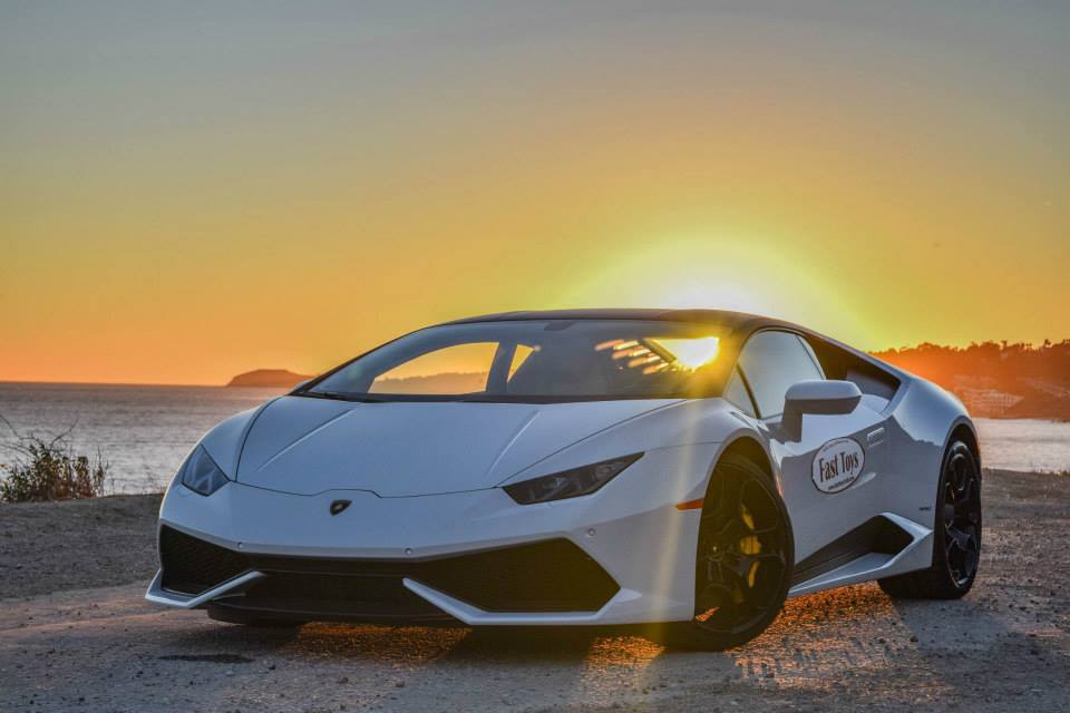 Lamborghini Huracan đón bình mình bên người đẹp nóng bỏng