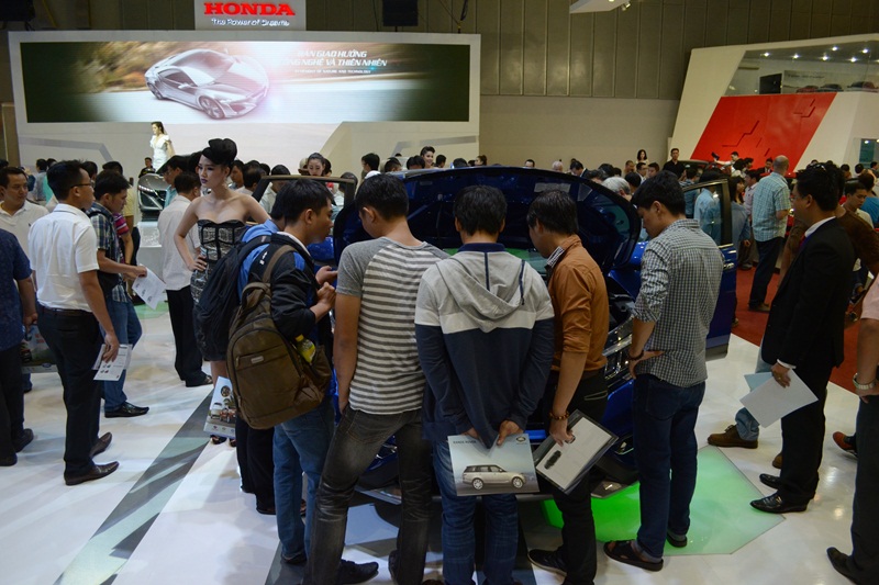 Thị trường ô tô Việt cán mốc doanh số 157.810 chiếc trong năm 2014