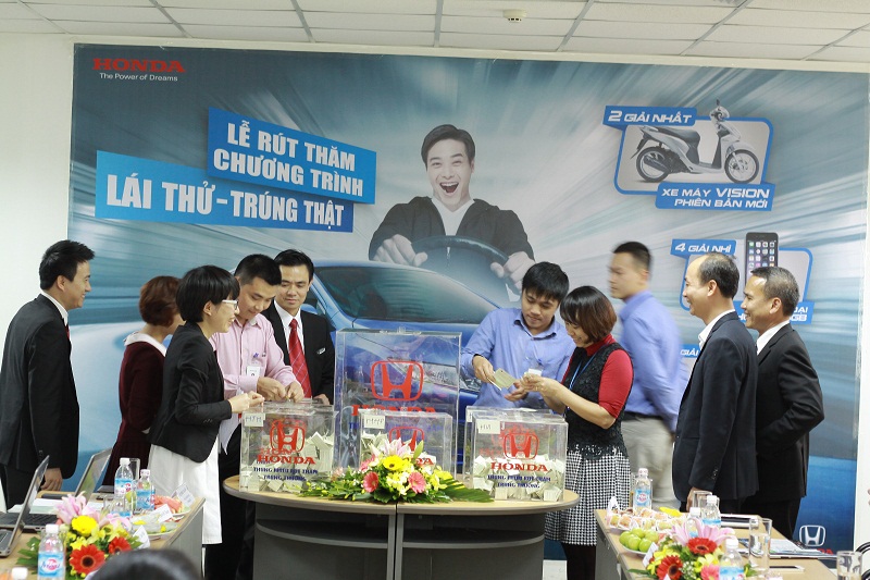 Honda Việt Nam trao giải cho khách hàng lái thử xe