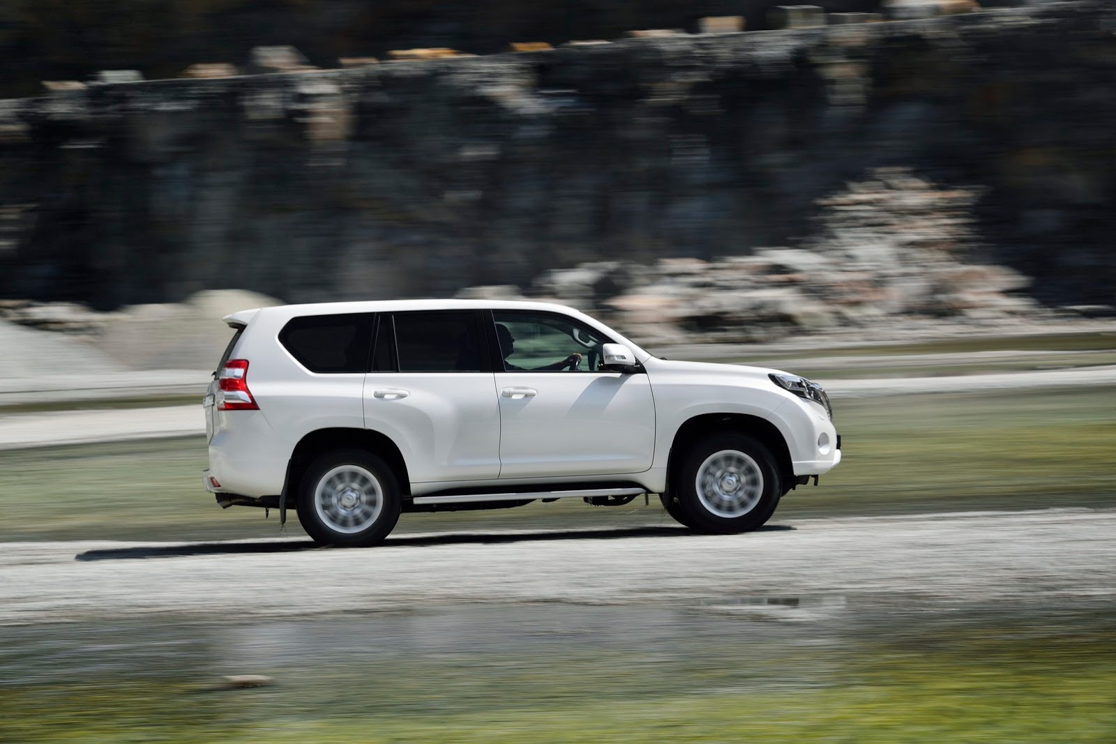 Soi chi tiết SUV tiền tỷ Toyota Land Cruiser Prado 2014