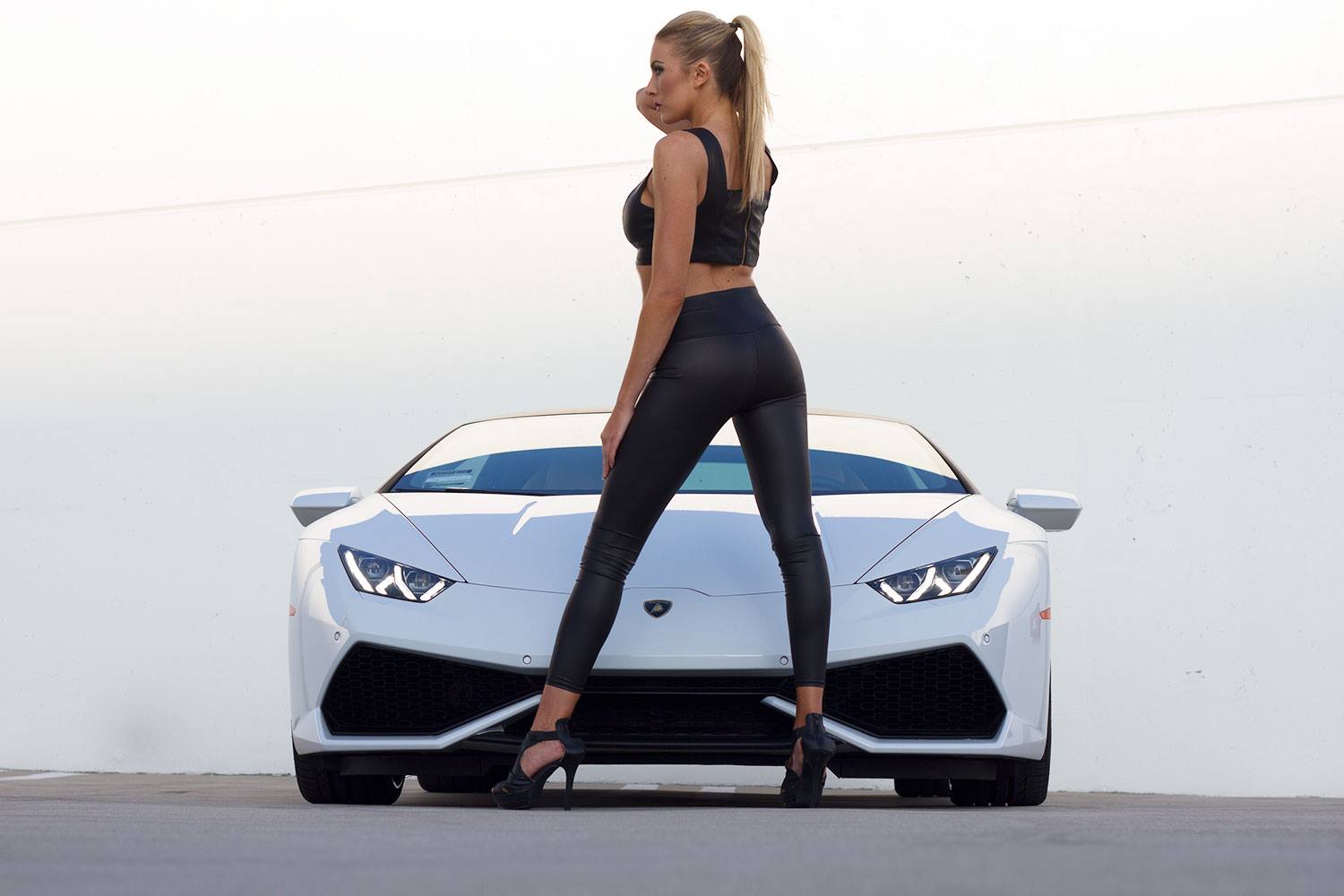 Lamborghini Huracan đón bình mình bên người đẹp nóng bỏng