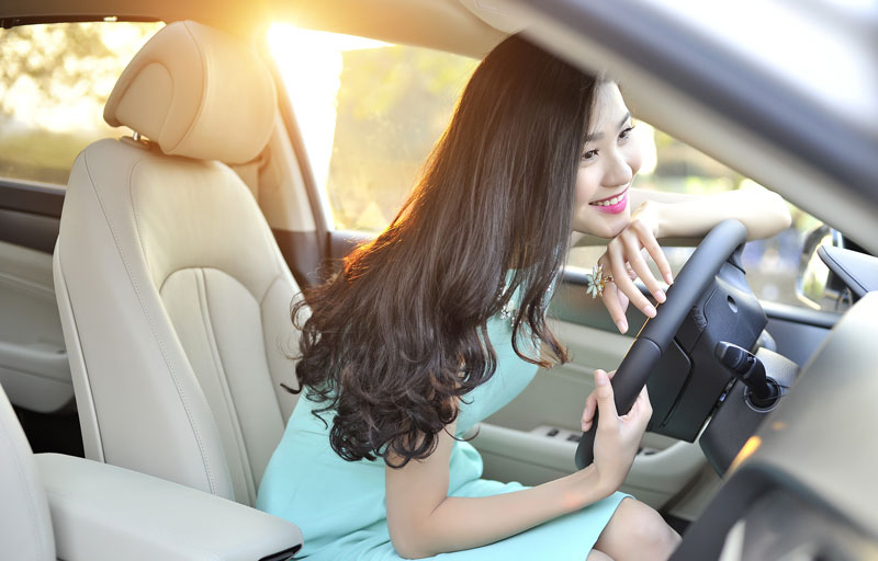 Người đẹp đằm thắm sắc xuân bên Hyundai Sonata 2015
