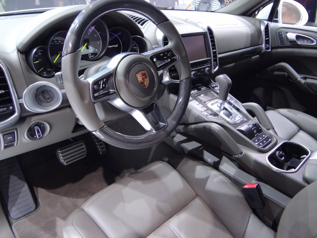 Cayenne S E Hybrid 2015 ra mắt chính thức với động cơ tăng áp kép V6 Twin-Turbo 333 mã lực