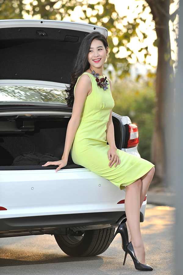 Người đẹp đằm thắm sắc xuân bên Hyundai Sonata 2015
