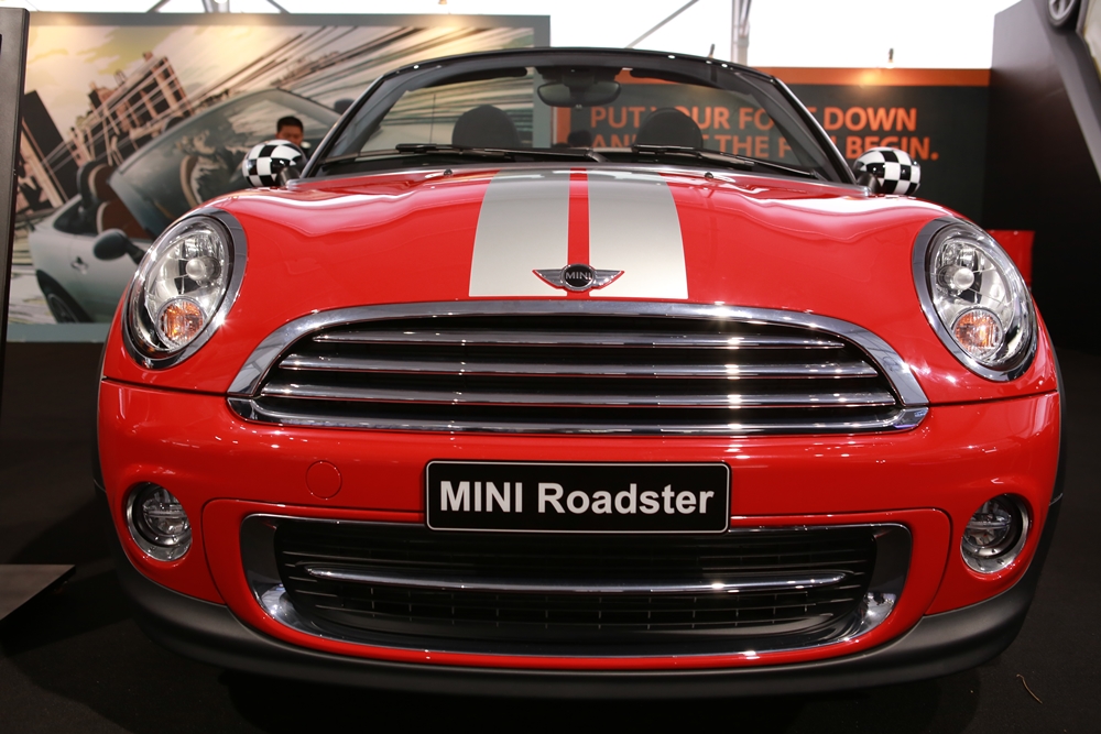 Xe thể thao mui trần MINI Roadster có giá bán hơn 1,6 tỷ đồng tại Việt Nam