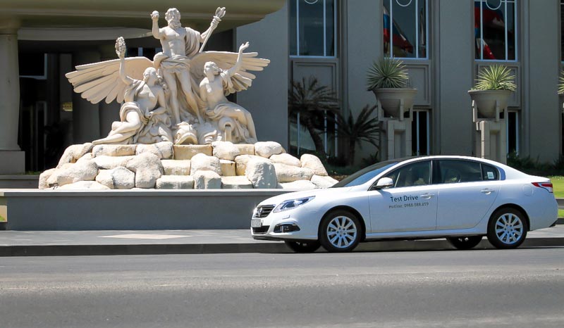 Cầm lái Renault Latitude 2014: đẳng cấp Pháp