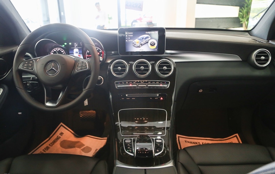 Rẻ hơn 260 triệu, Mercedes-Benz GLC 200 bị cắt bỏ những trang bị đáng giá nào?