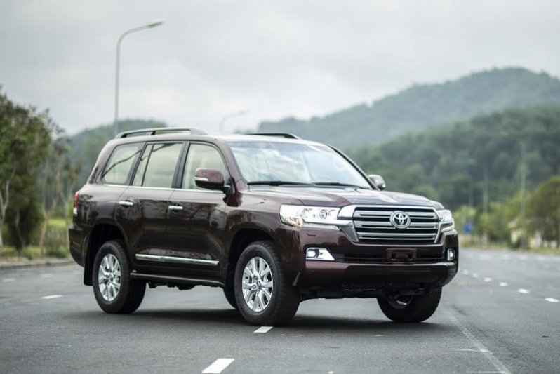 Về Việt Nam, Toyota Land Cruiser 2015 có giá 2,825 tỷ đồng