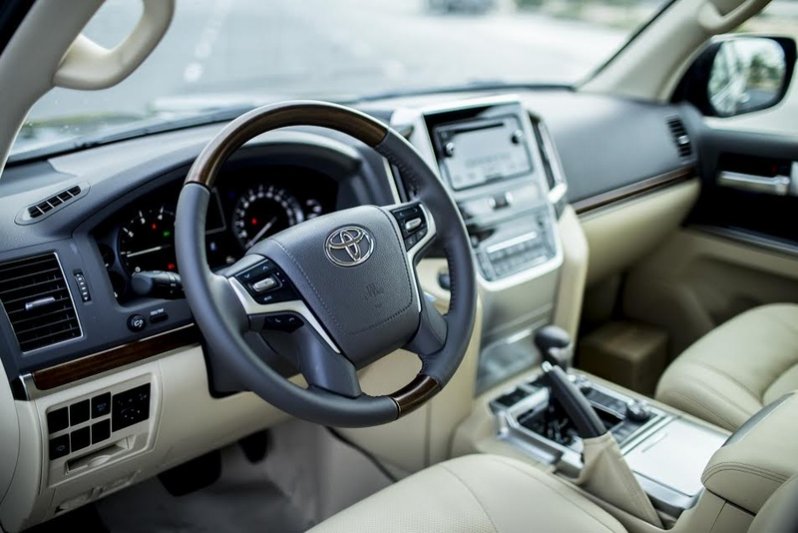 Về Việt Nam, Toyota Land Cruiser 2015 có giá 2,825 tỷ đồng
