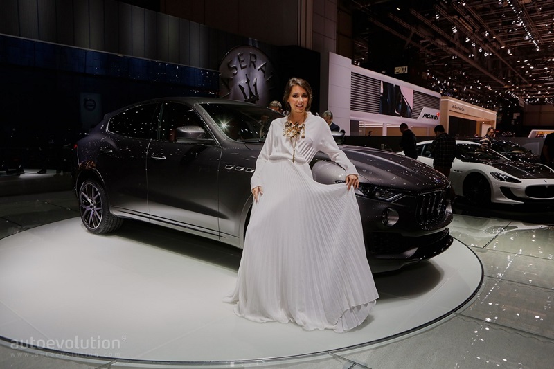 Phong cách mới của dàn người đẹp tại Geneva Motor Show 2016