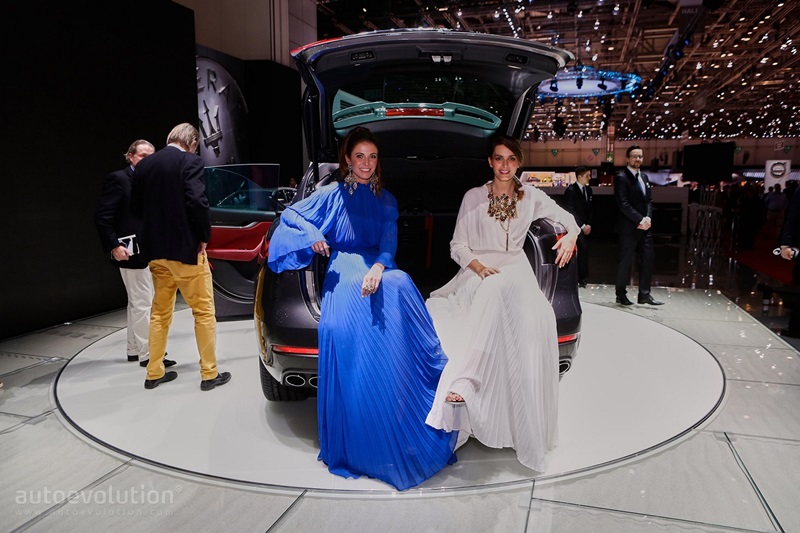 Phong cách mới của dàn người đẹp tại Geneva Motor Show 2016