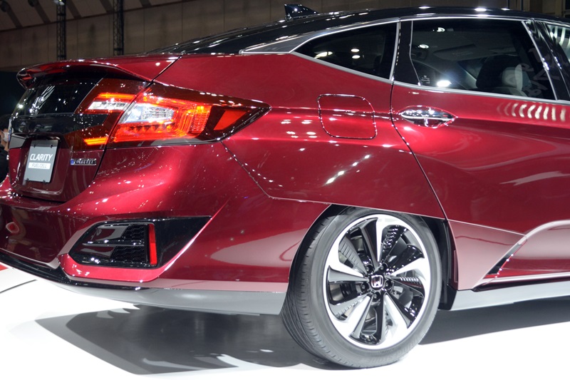 Không để thua kém Toyota, Honda ra mắt xe chạy pin nhiên liệu Clarity