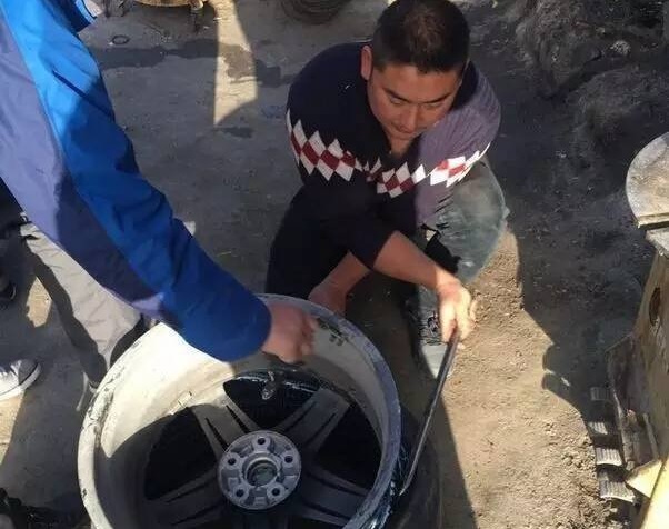 Doanh nhân Trung Quốc “hành xác” dàn siêu xe trên cung đường lên Tây Tạng