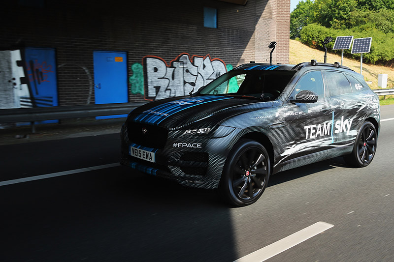 F-Pace – SUV đầu tiên của Jaguar lộ diện tại giải đua Tour De France