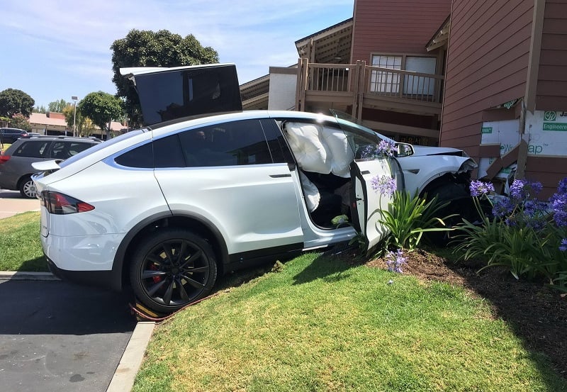 Vừa tới tay khách hàng Tesla Model X đã gặp nạn