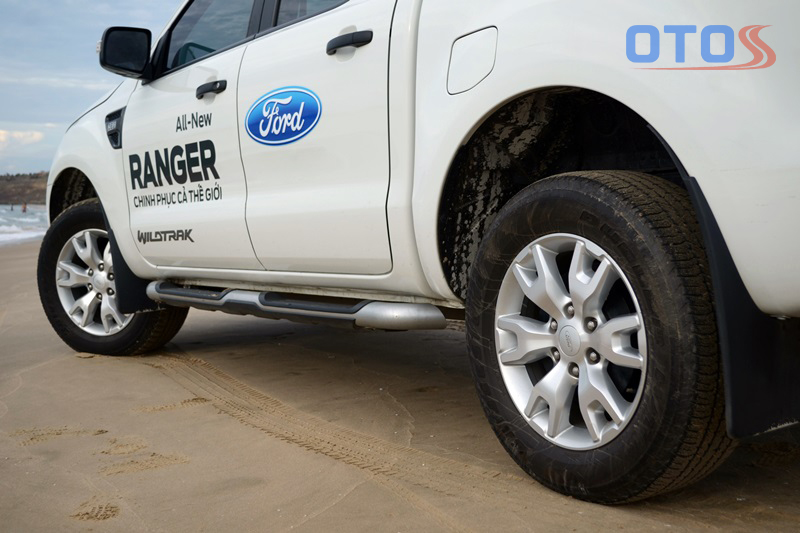Đánh giá xe Ford Ranger Wildtrak 3.2L: Đi phố sang, chở hàng tiện