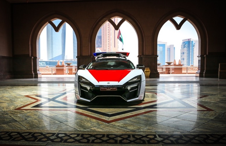 Video: Cận cảnh siêu xe Lykan Hypersport của cảnh sát Dubai