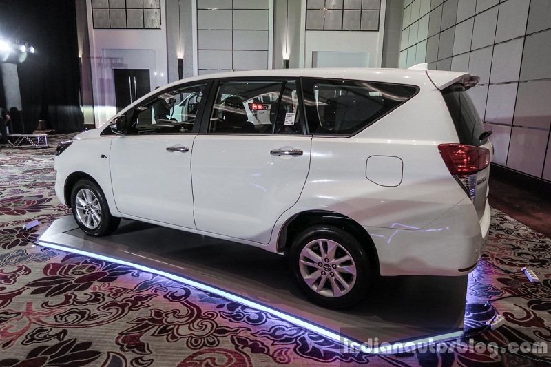 Giá bán tăng nhẹ, Toyota Innova 2016 vẫn đắt hàng