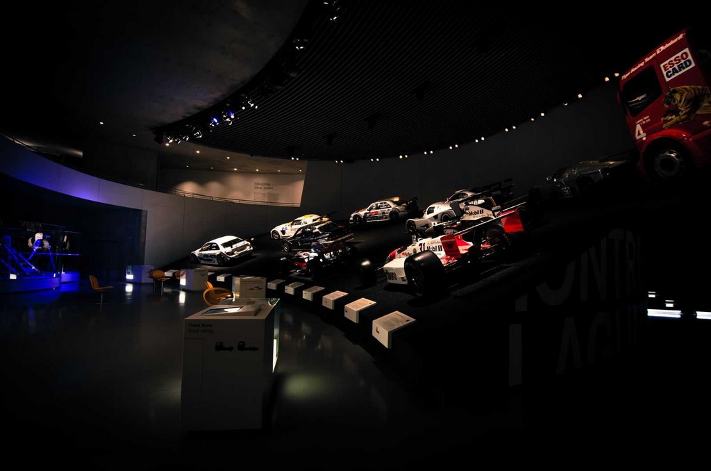 Một đêm ở viện bảo tàng Mercedes-Benz