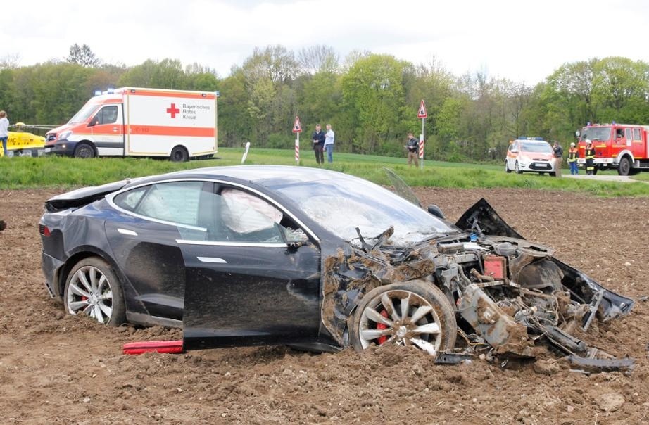 Thanh niên thoát chết sau khi biến Tesla Model S thành “đống sắt vụn”