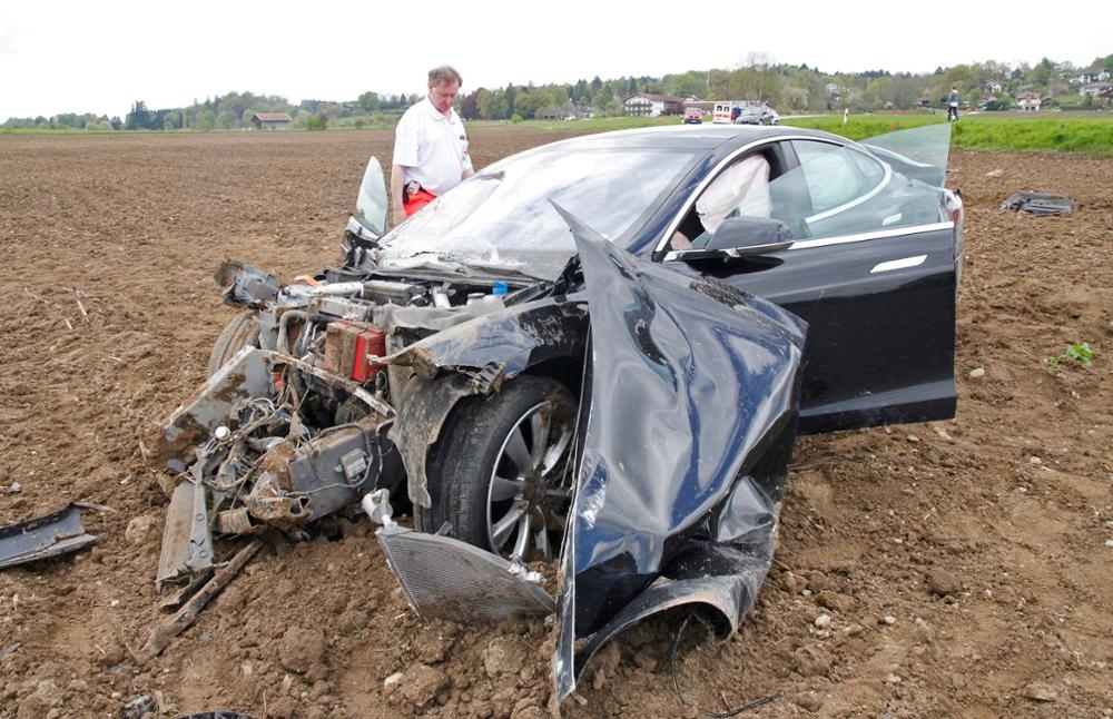 Thanh niên thoát chết sau khi biến Tesla Model S thành “đống sắt vụn”