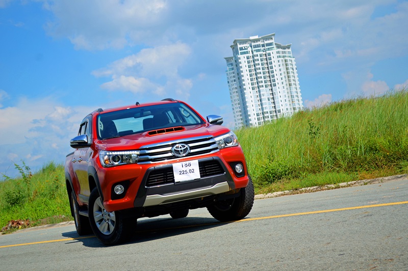 “Diện kiến dung nhan” xe bán tải Toyota Hilux 2015