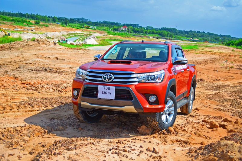 “Diện kiến dung nhan” xe bán tải Toyota Hilux 2015