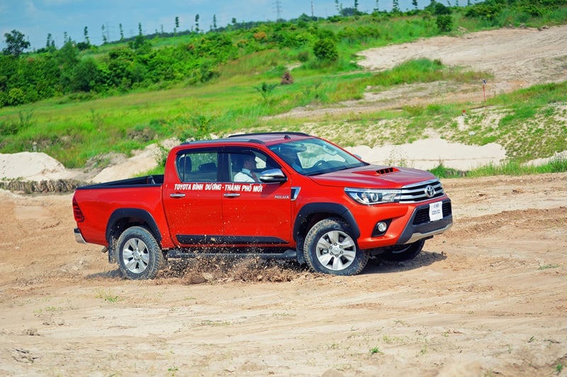 Mua bán tải Hilux 2015, nhận ưu đãi lớn từ Toyota