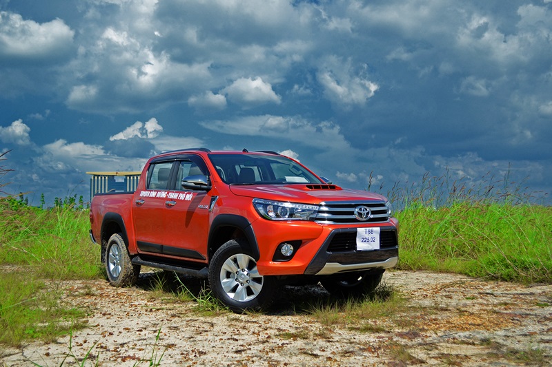 Mua bán tải Hilux 2015, nhận ưu đãi lớn từ Toyota