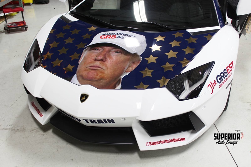 Tỷ phú Donald Trump xuất hiện trên siêu xe Lamborghini Aventador