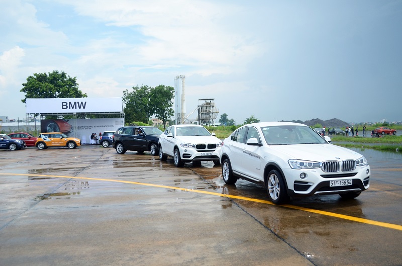 Cuối tuần, BMW tặng phí trước bạ cho khách mua xe 