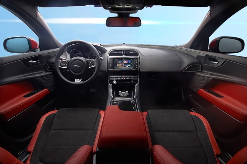 Jaguar XE “át chủ bài” của thương hiệu ô tô Anh quốc tại VIMS 2015
