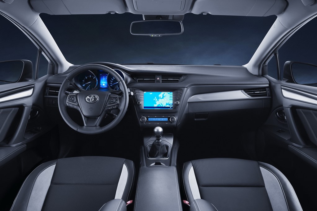Toyota Avensis 2015: Xe gia đình chỉ tiêu thụ 4,1 lít dầu/100km