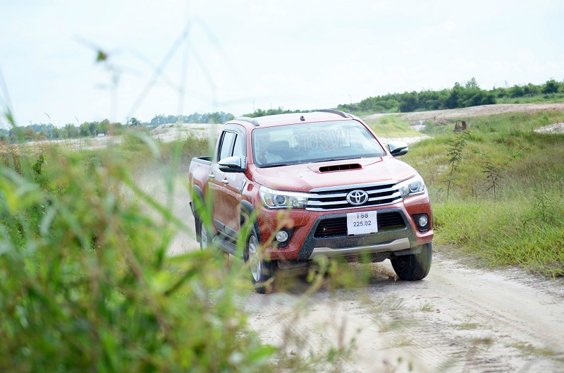 Toyota tung chiêu khuyến mãi, giúp bán tải Hilux hút khách