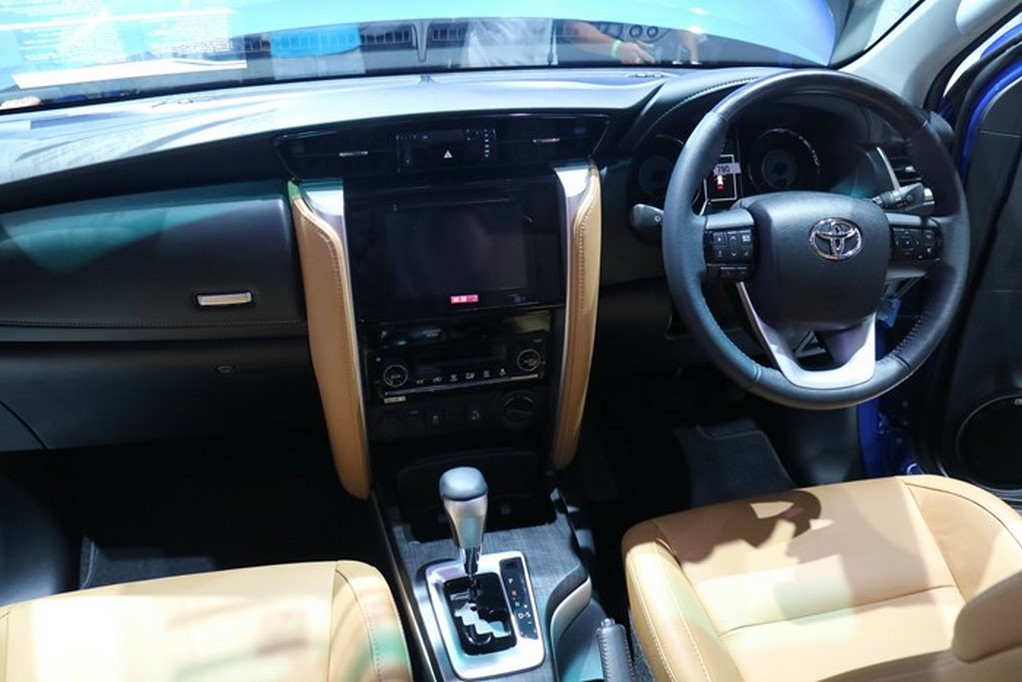 Chính thức trình làng, Toyota Fortuner 2016 có giá bán 35.115 USD