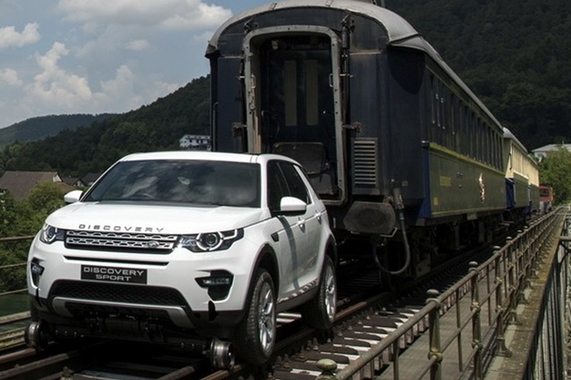 Land Rover Discovery Sport thị uy sức mạnh khi kéo tàu nặng 100 tấn