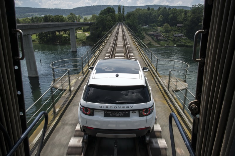 Land Rover Discovery Sport thị uy sức mạnh khi kéo tàu nặng 100 tấn
