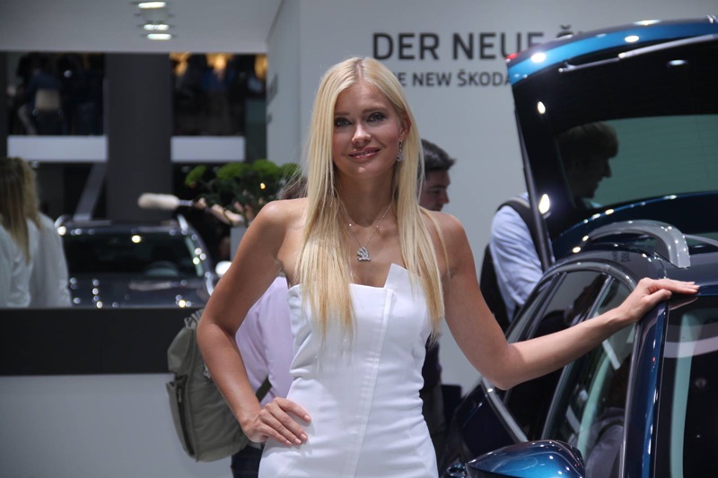 Ngắm dàn người đẹp trên sàn diễn triển lãm Frankfurt Motor Show 2015