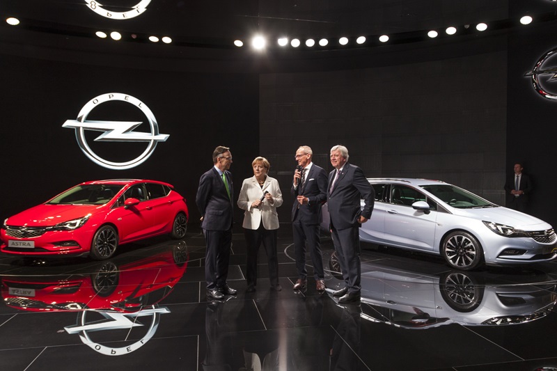 Opel khiến thủ tướng Đức Angela Merkel bất ngờ với món quà đặc biệt
