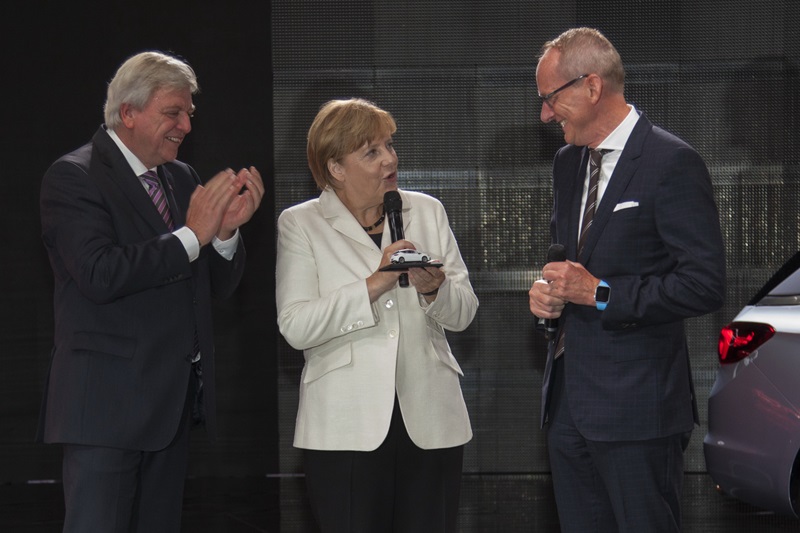 Opel khiến thủ tướng Đức Angela Merkel bất ngờ với món quà đặc biệt