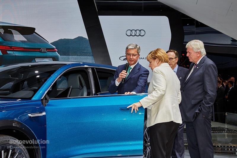 Chùm Ảnh: Thủ thướng Đức Angela Merkel thăm triển lãm Frankfurt Motor Show 2015