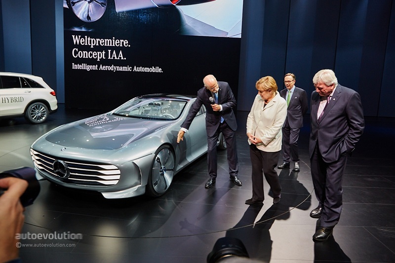 Chùm Ảnh: Thủ thướng Đức Angela Merkel thăm triển lãm Frankfurt Motor Show 2015