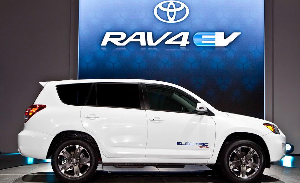 Gặp vấn đề về gạt mưa, Toyota triệu hồi 423.500 chiếc RAV4