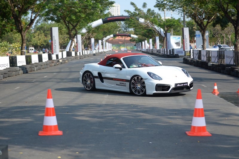 Trổ tài cầm lái dàn xe thể thao của Porsche tại Sài Gòn