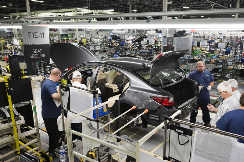 Khám phá quá trình sản xuất Lexus ES350 2016 đầu tiên tại Mỹ