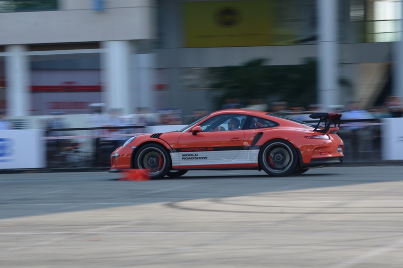 Nghẹt thở với màn drift của bộ 3 xe Porsche giữa Sài Gòn