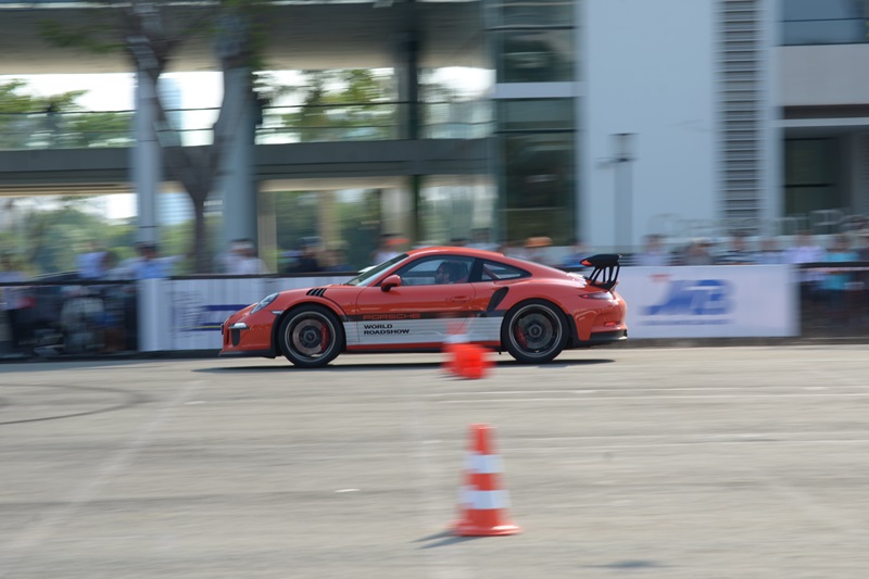 Nghẹt thở với màn drift của bộ 3 xe Porsche giữa Sài Gòn