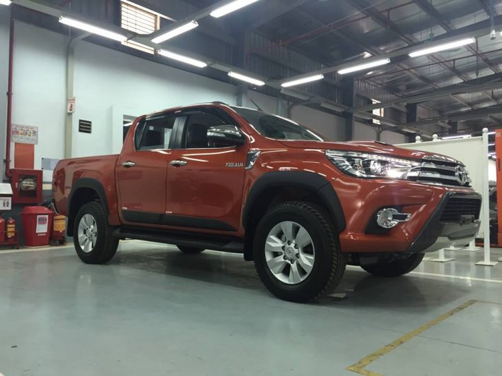 Lộ ảnh Toyota Hilux 2016 sắp ra mắt khách hàng Việt