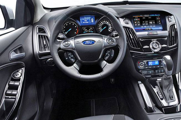 Mẫu Ford Focus Titanium 2016 có gì nổi bật hơn so với đối thủ cùng phân khúc